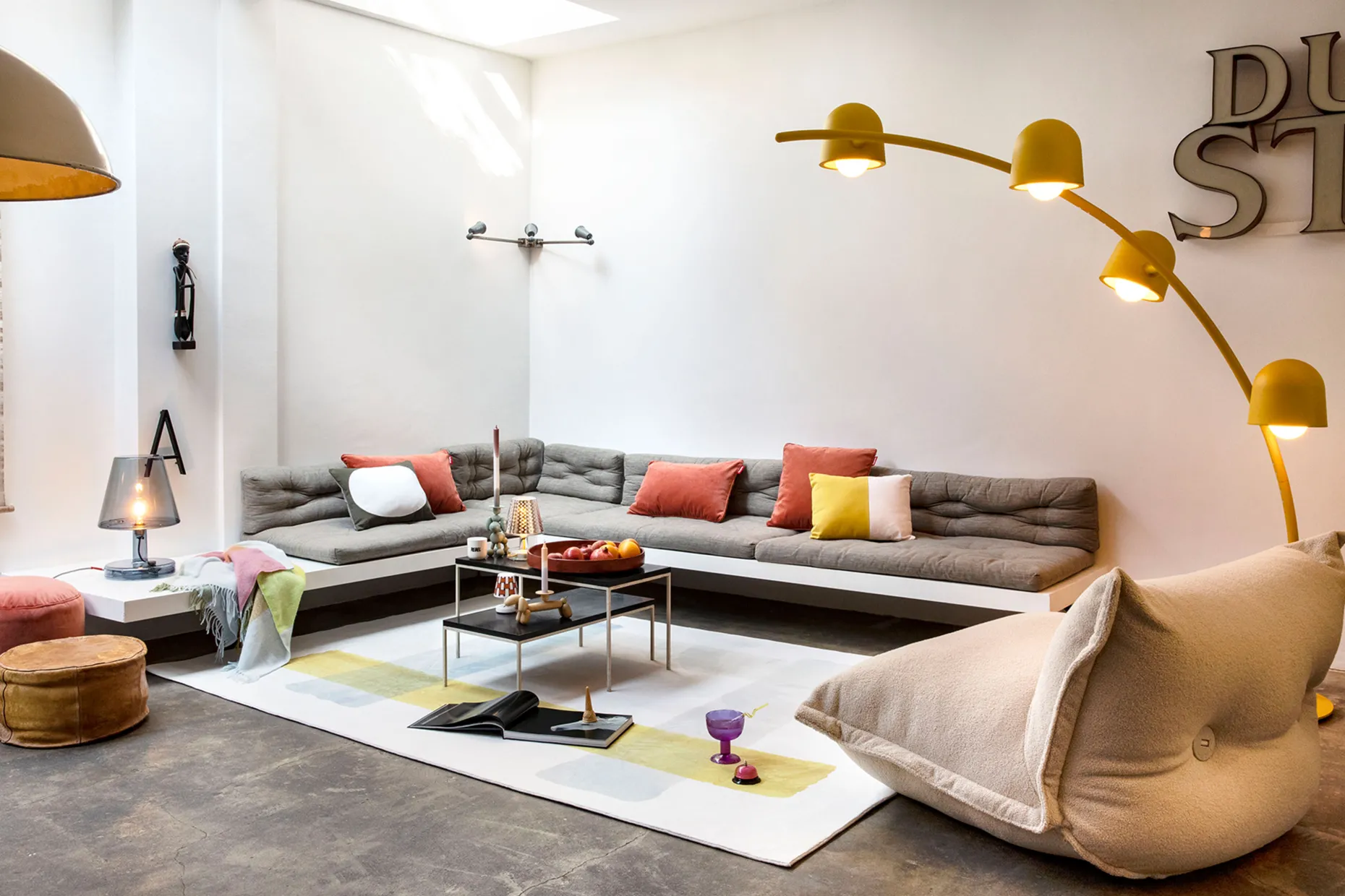 Big Lebow Arc lamp, geel, 186x234 cm